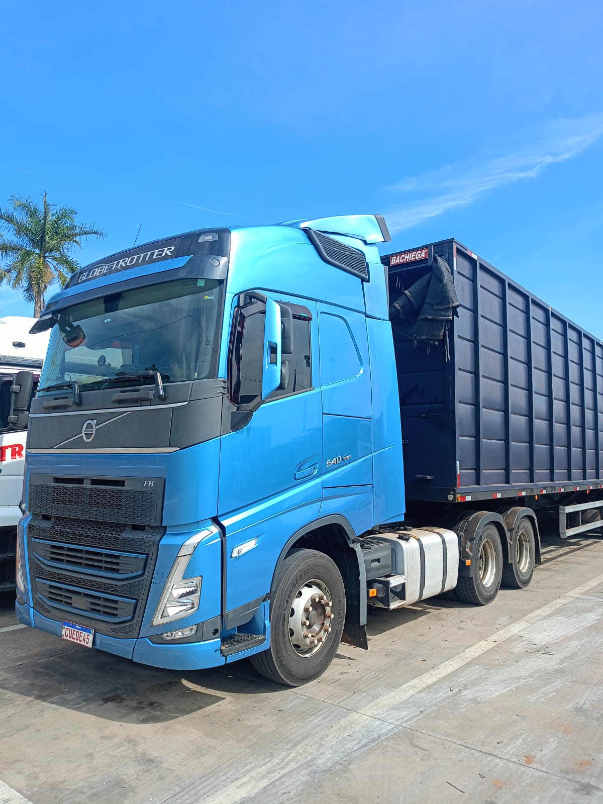 Volvo FH 540 Globetrotter com semirreboque Bachiega — vista lateral