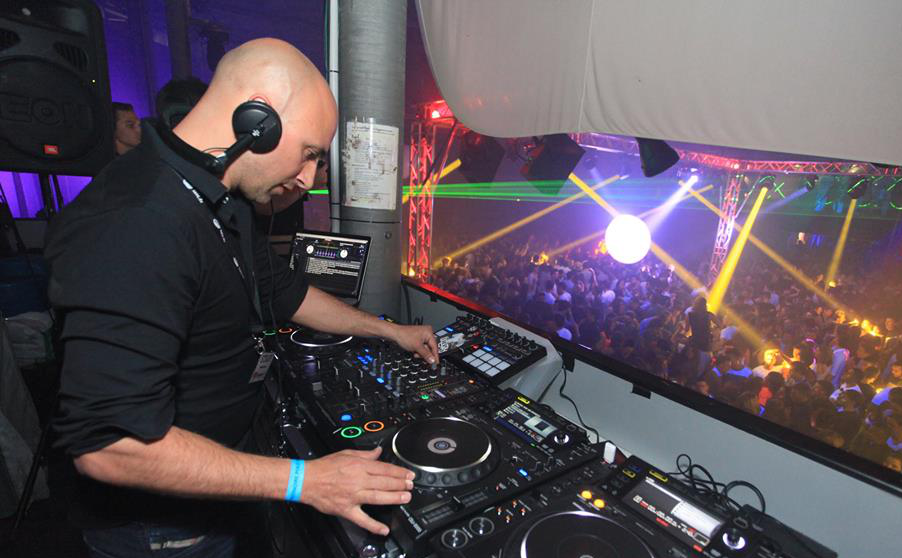 DJ Carl Soares en set