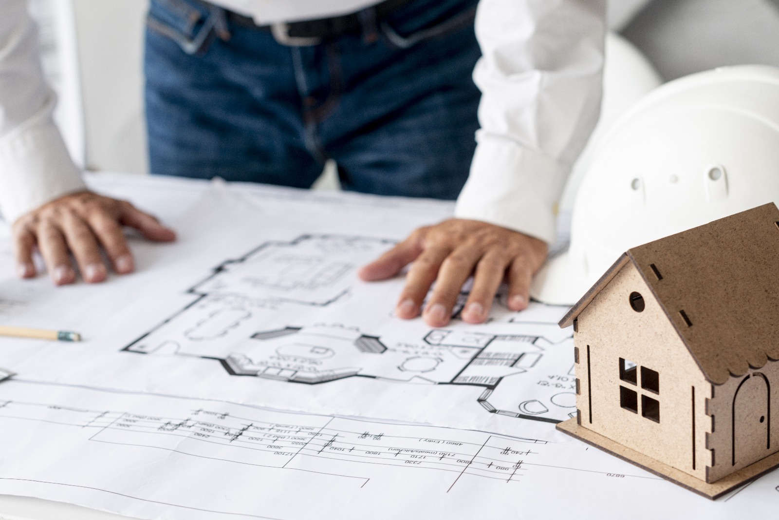 Plans de construction et casque de chantier - Assurance décennale