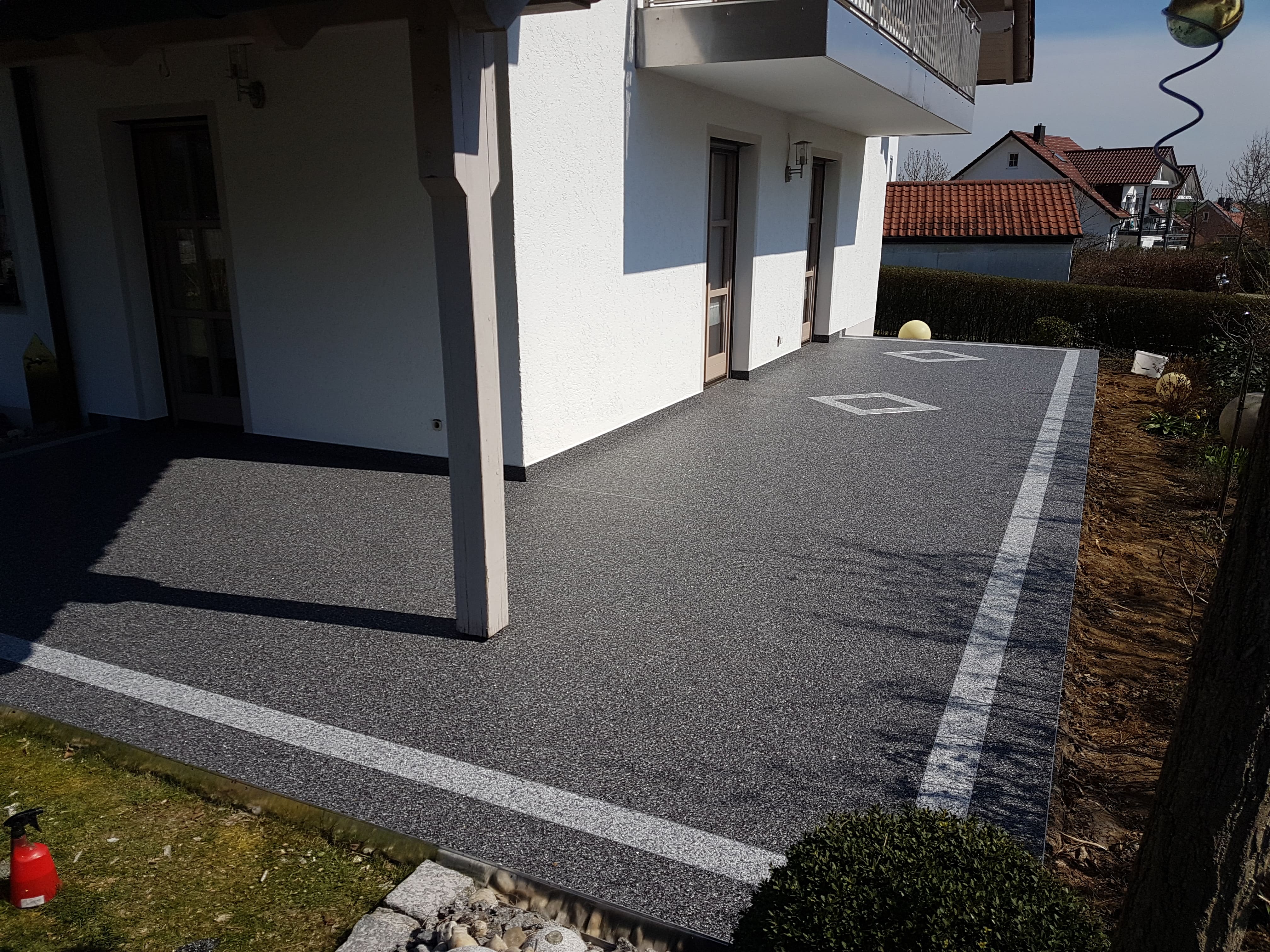 Moderne Terrasse mit Steinteppich