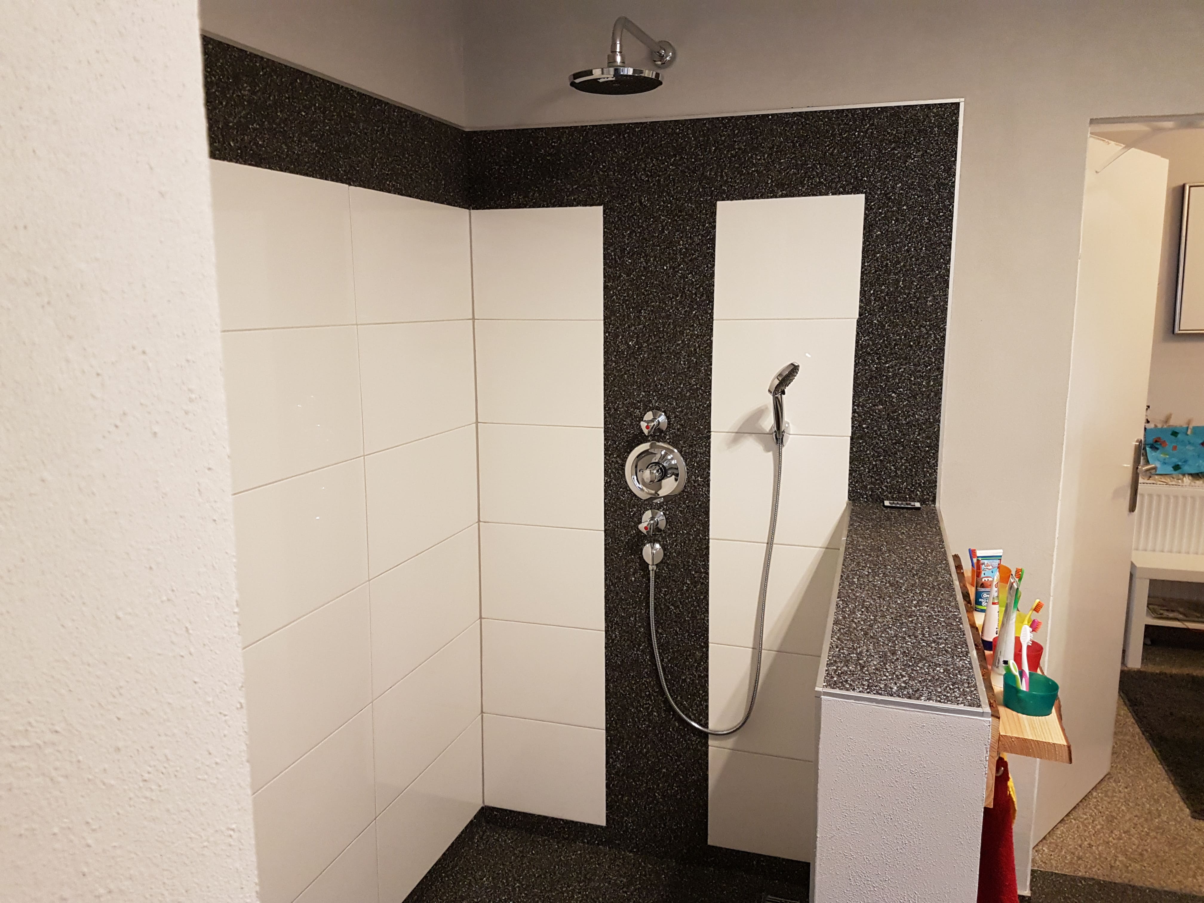 Duschbereich mit Steinteppich-Wand