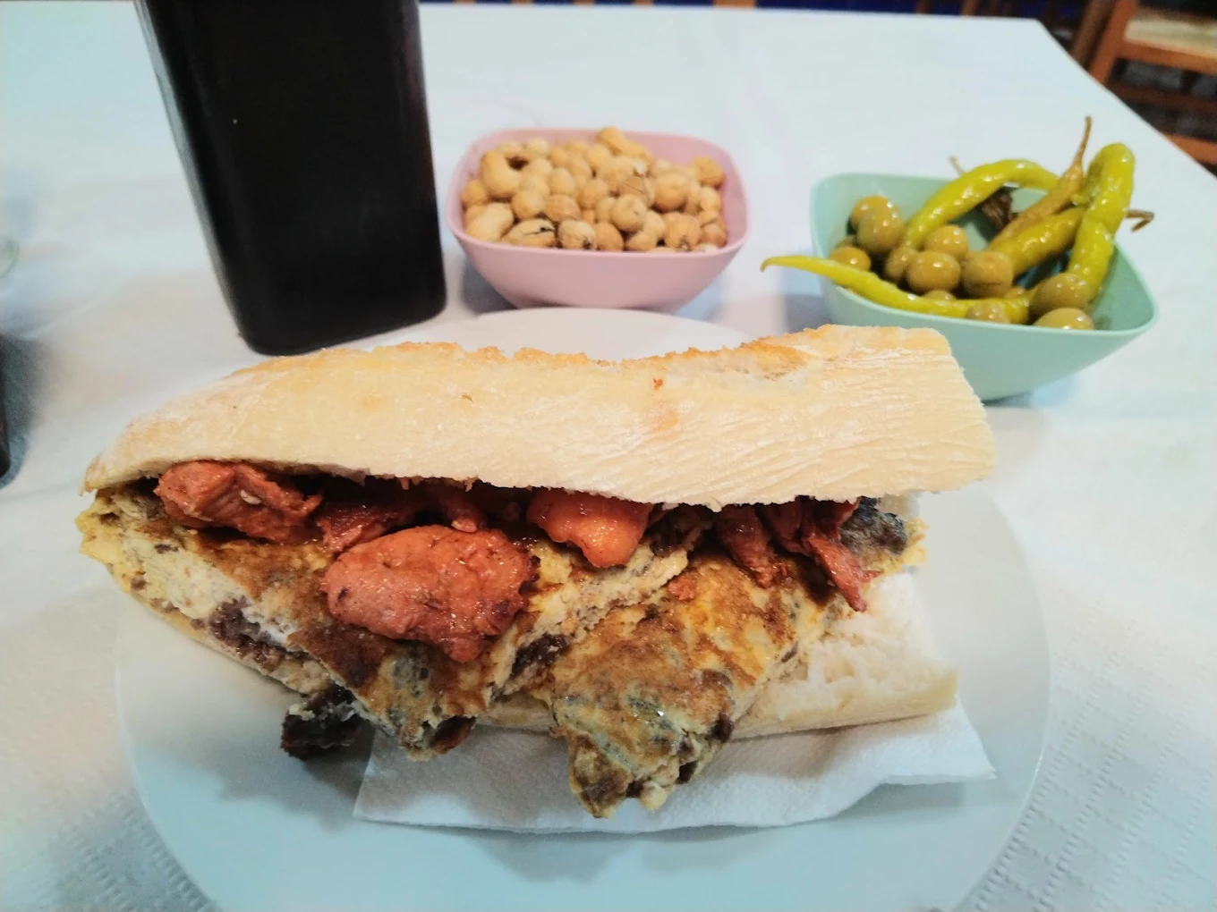 Almuerzo entero con bocadillo, olivas y cacaos