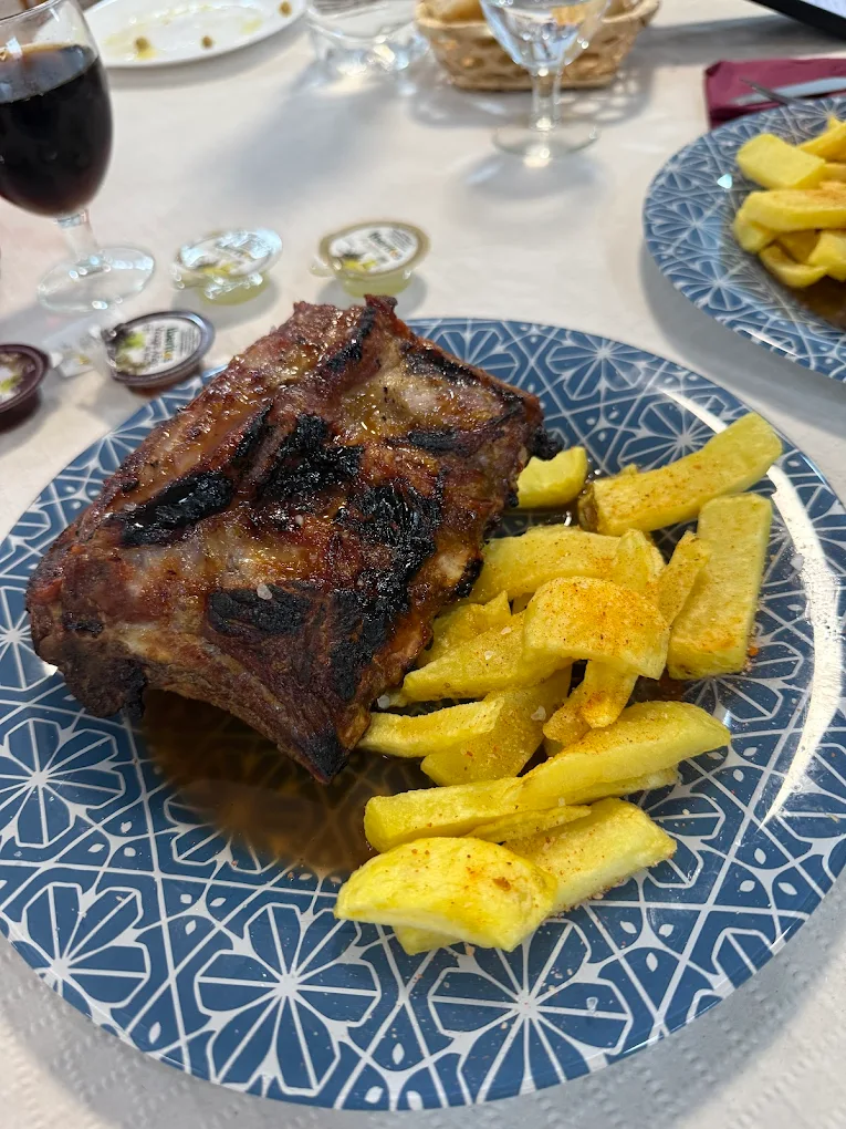 Costillas a la brasa con patatas, el XXL