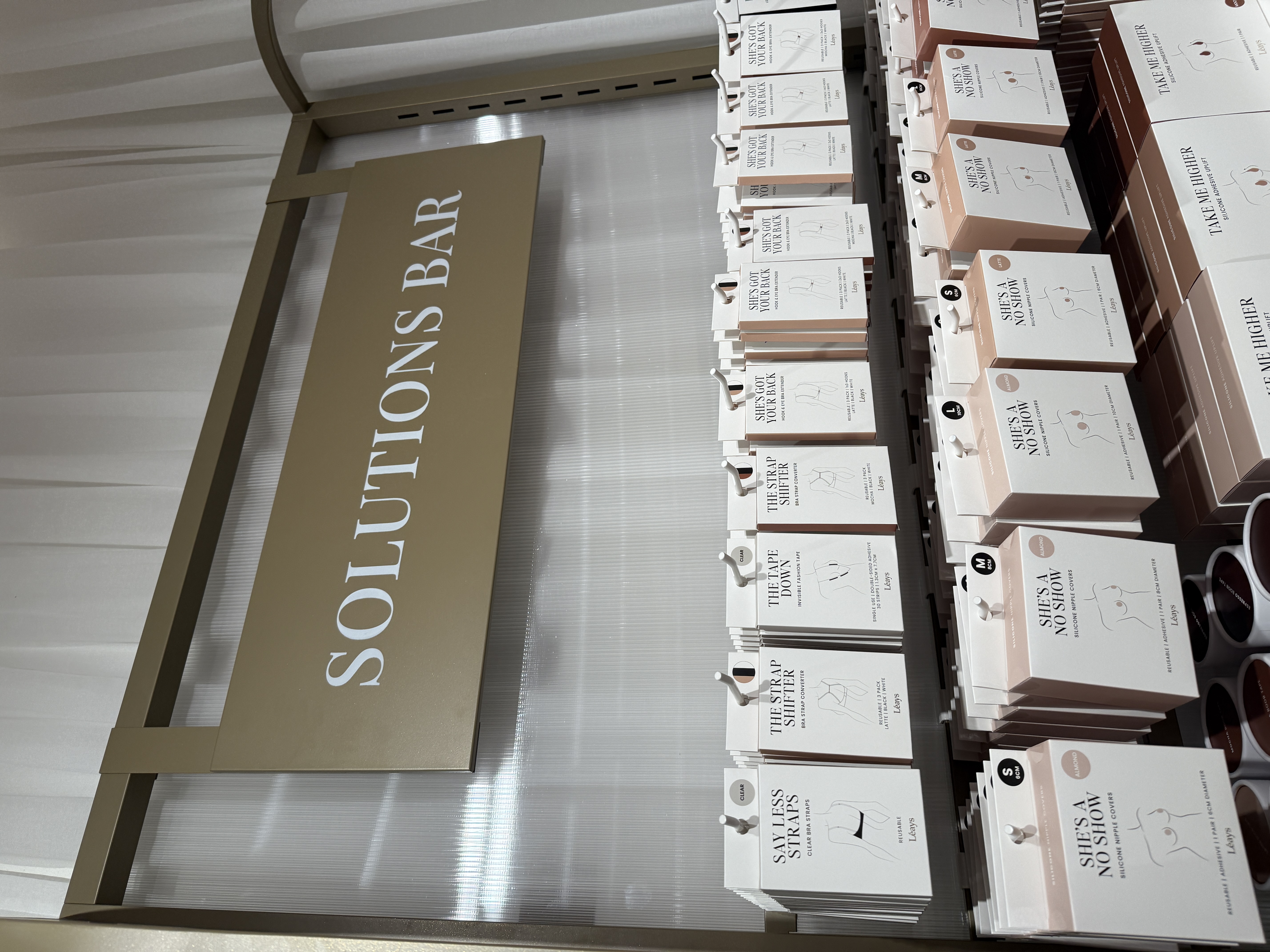 Léays — Solutions Bar custom signage