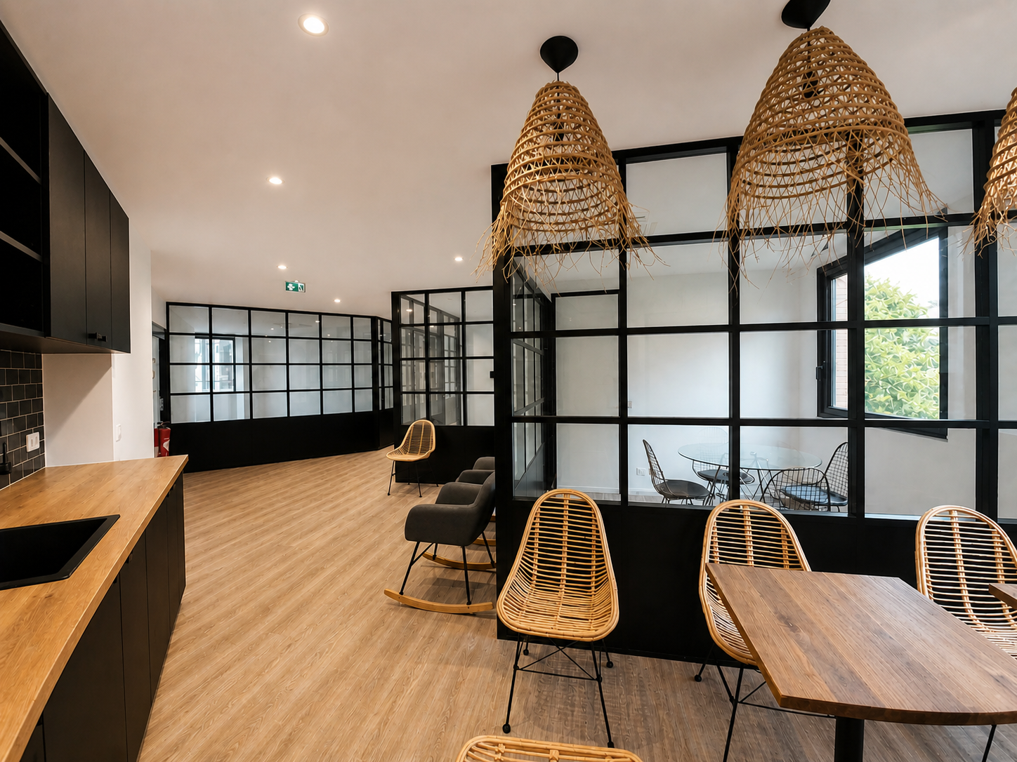 Services Premium - Espace de coworking lumineux avec verrière et coin café