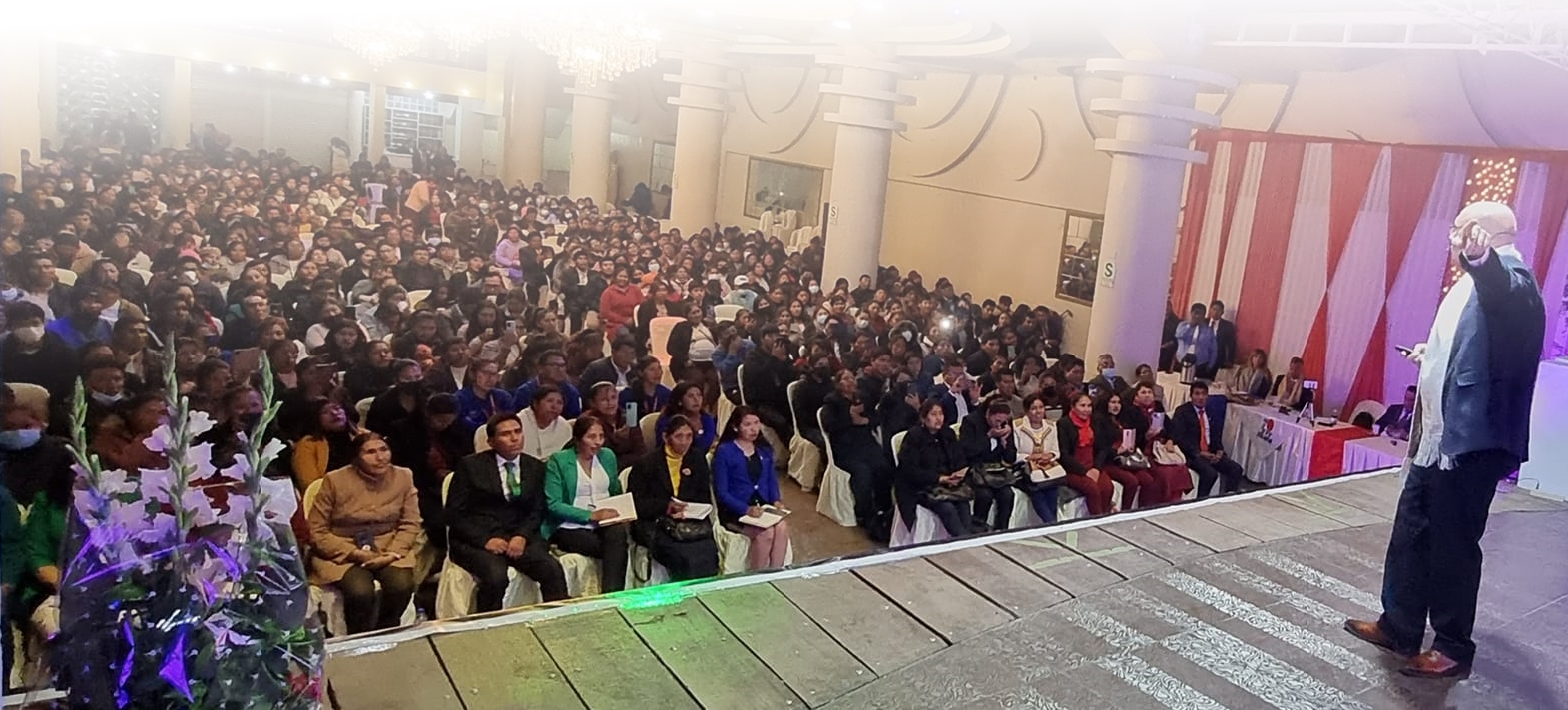 Conferencia en salon con miles de asistentes