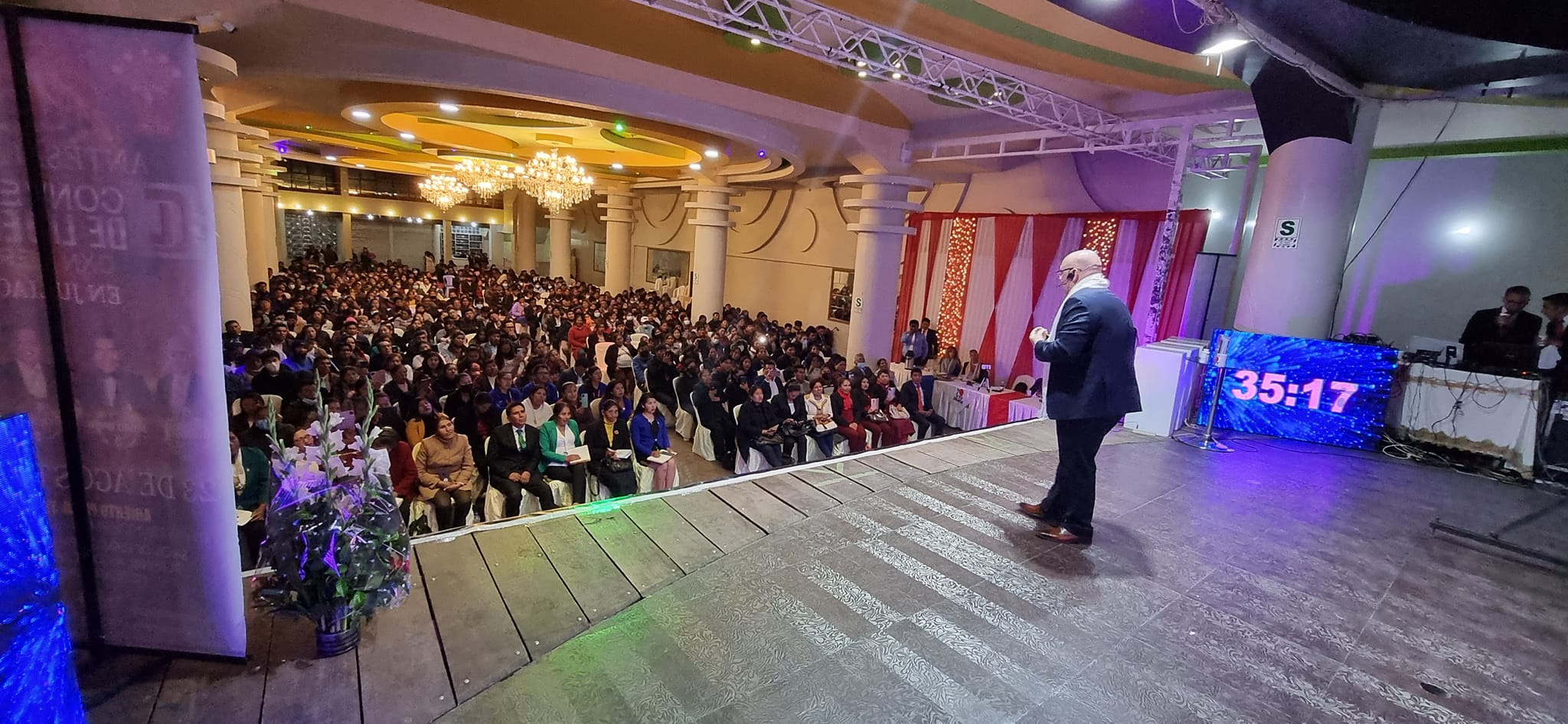Presentacion con diapositivas ante auditorio lleno