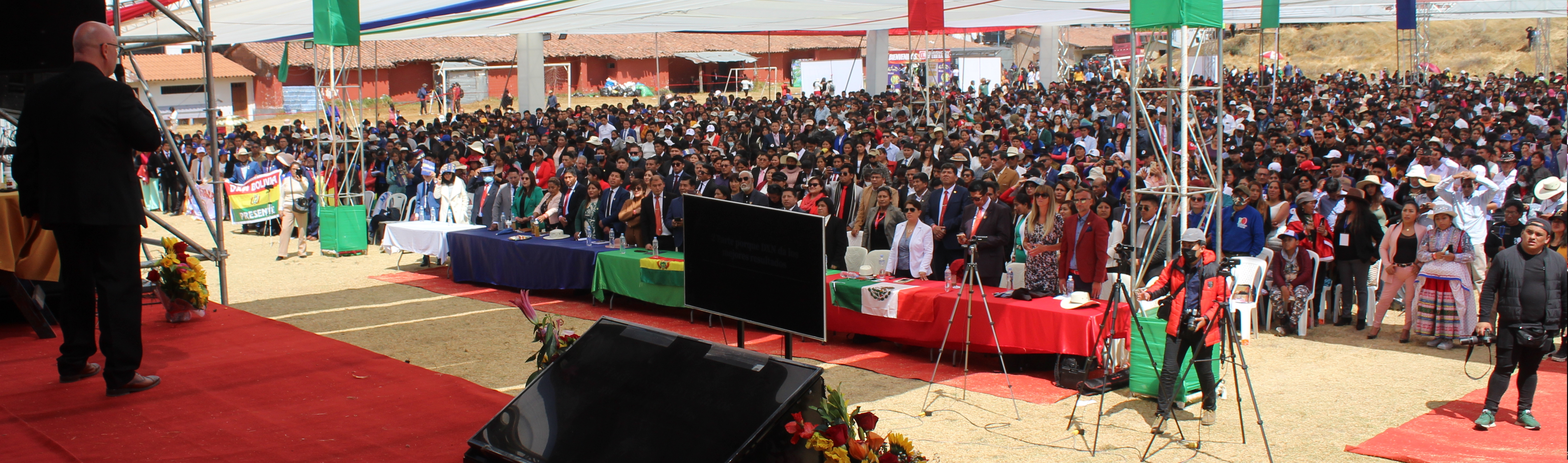 Multitud al aire libre en conferencia de Cusco