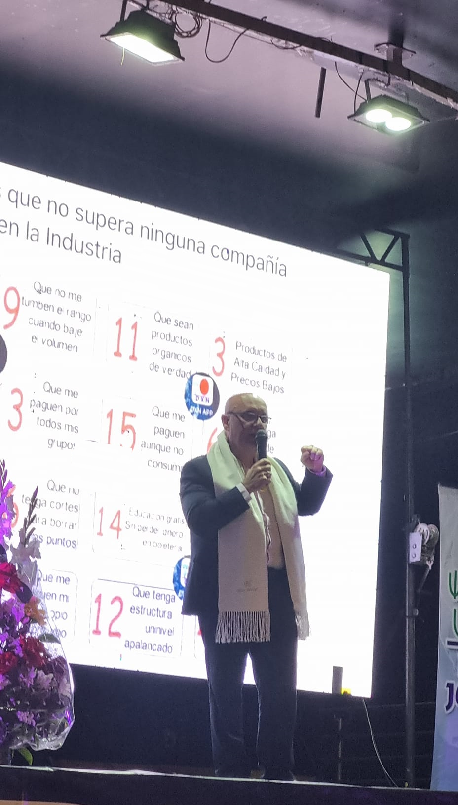 Teodoro en escenario con presentacion