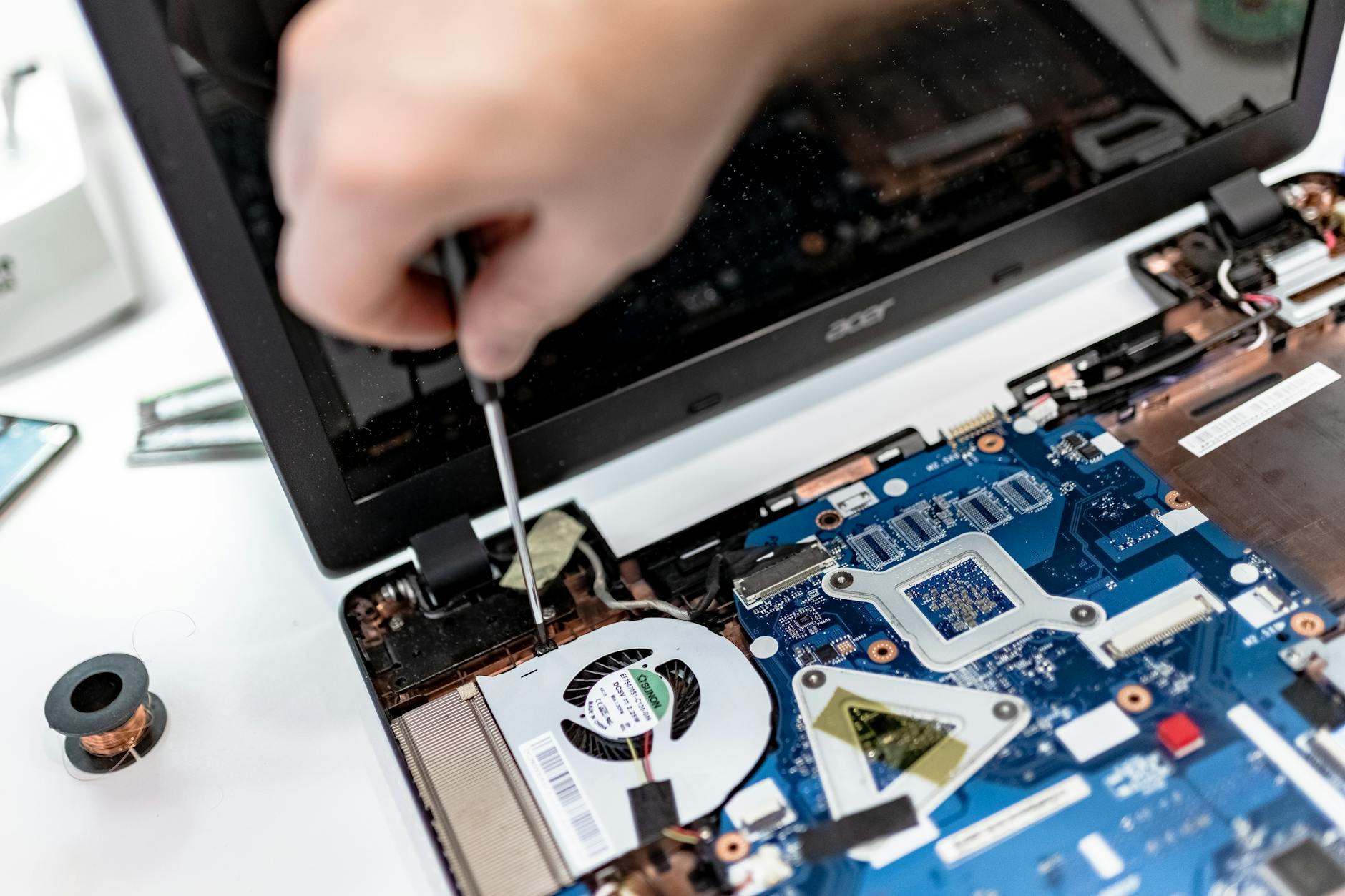 Equipe técnica InfoCore em atendimento de informática