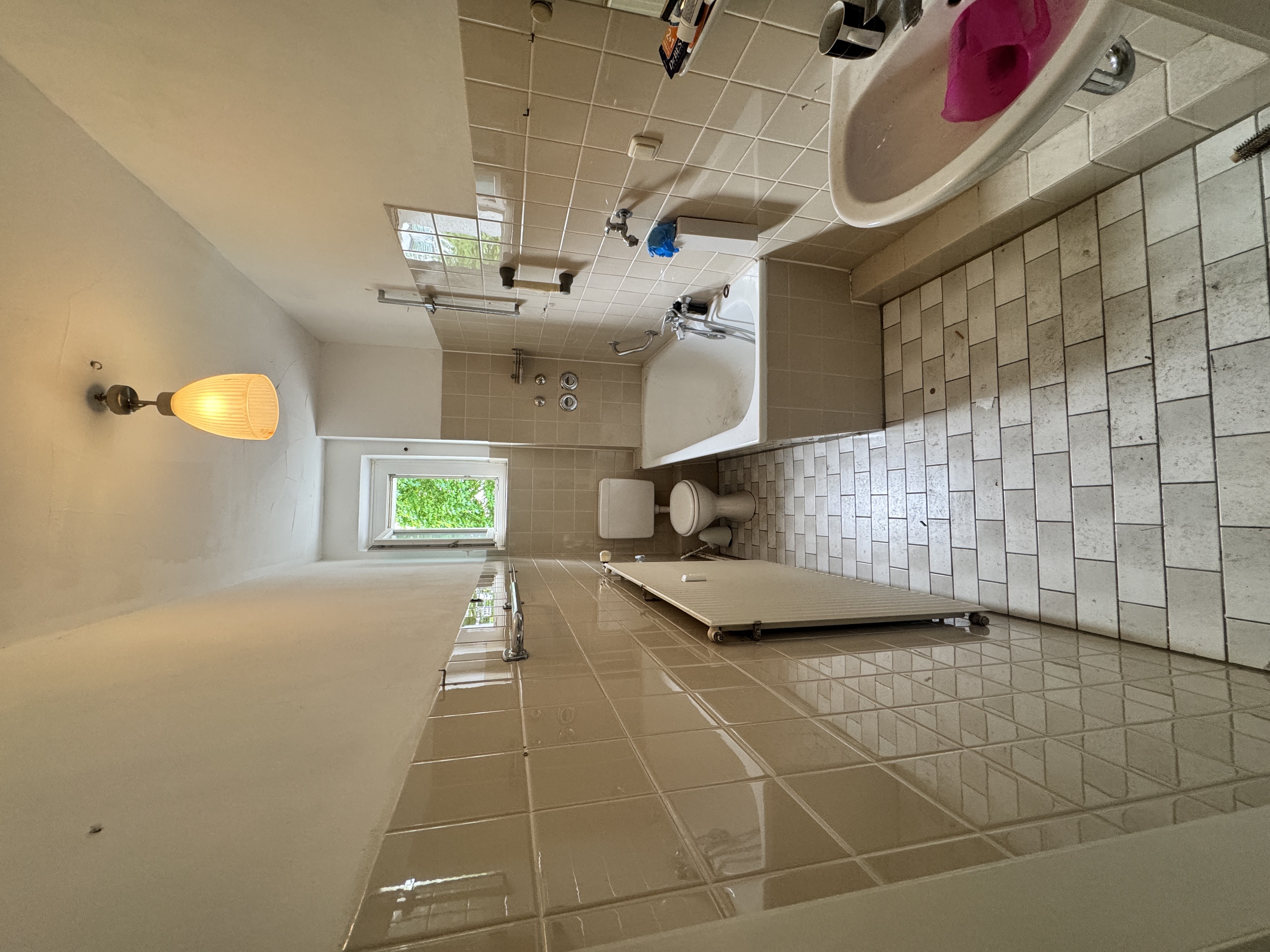 Altes Badezimmer vor der Sanierung in Hamburg