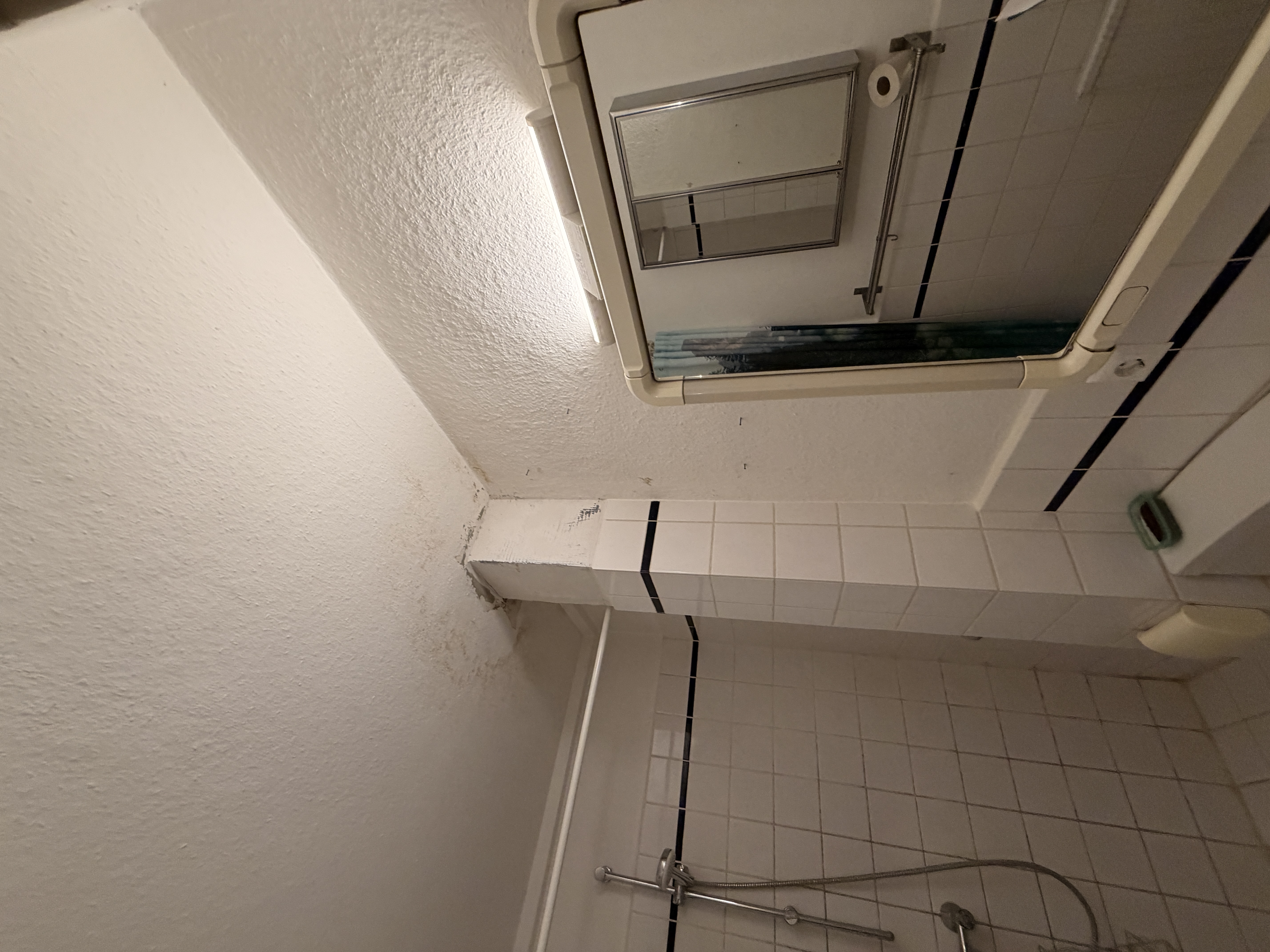 Badezimmer vor der Wasserschaden-Sanierung mit Feuchtigkeitsspuren