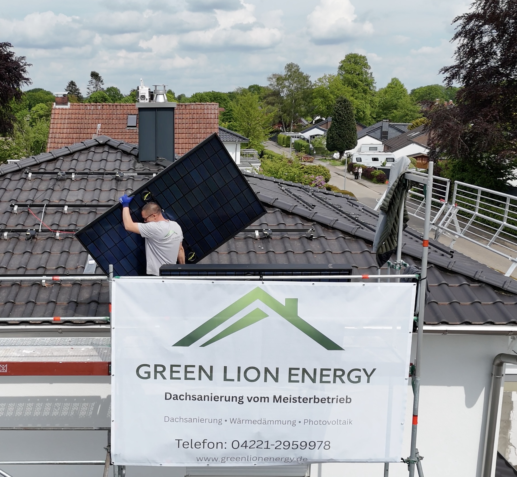 Photovoltaik Montage Delmenhorst – Green Lion Energy Solarteur installiert Solarmodule auf einem Einfamilienhaus, Meisterbetrieb für PV-Anlagen in Bremen und Niedersachsen
