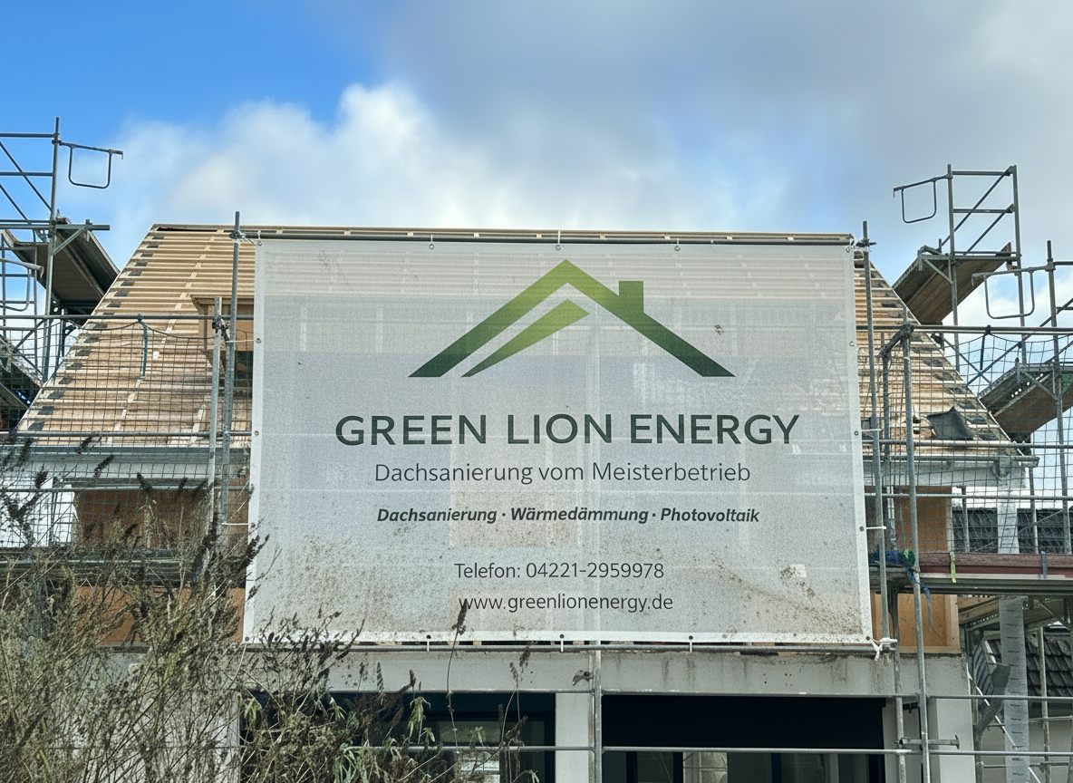 Dachsanierung Delmenhorst – Green Lion Energy Baustelle mit Gerüst und Firmenbanner an einem Wohnhaus, Meisterbetrieb für Dachsanierung, Wärmedämmung und Photovoltaik in Bremen und Niedersachsen