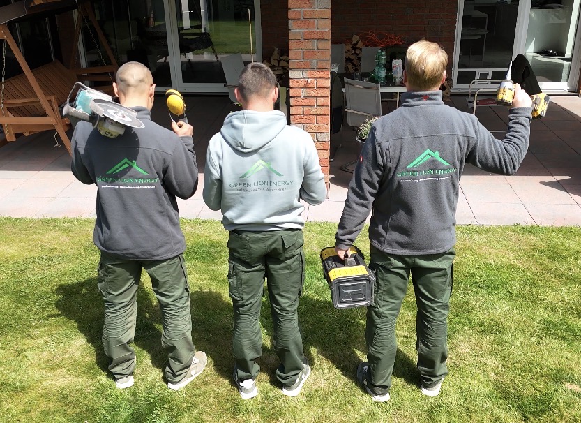 Das Team von Green Lion Energy aus Delmenhorst – Dachdecker und Solarteure in Firmenkleidung