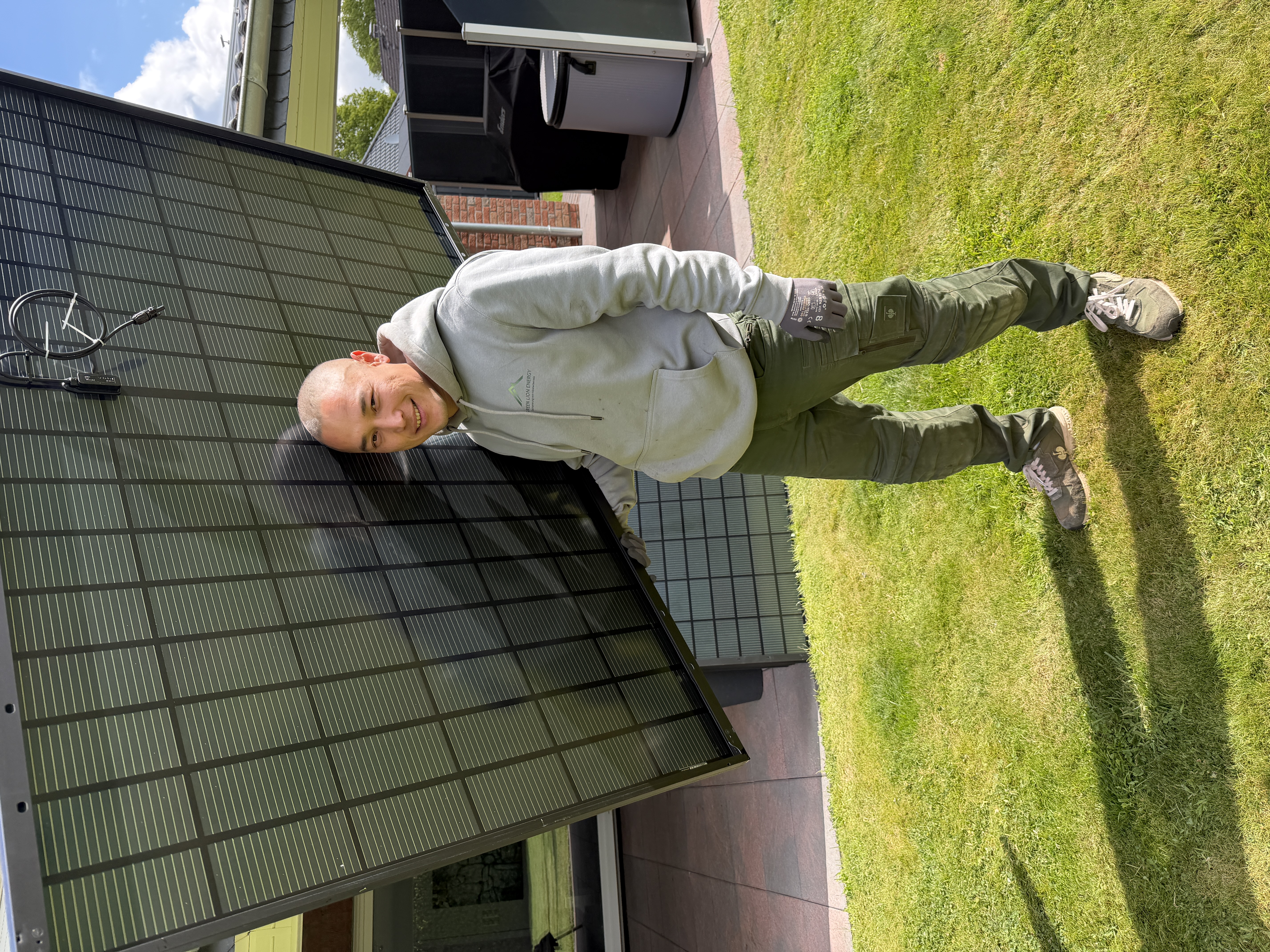 Fachgerechte PV-Module auf modernem Dach