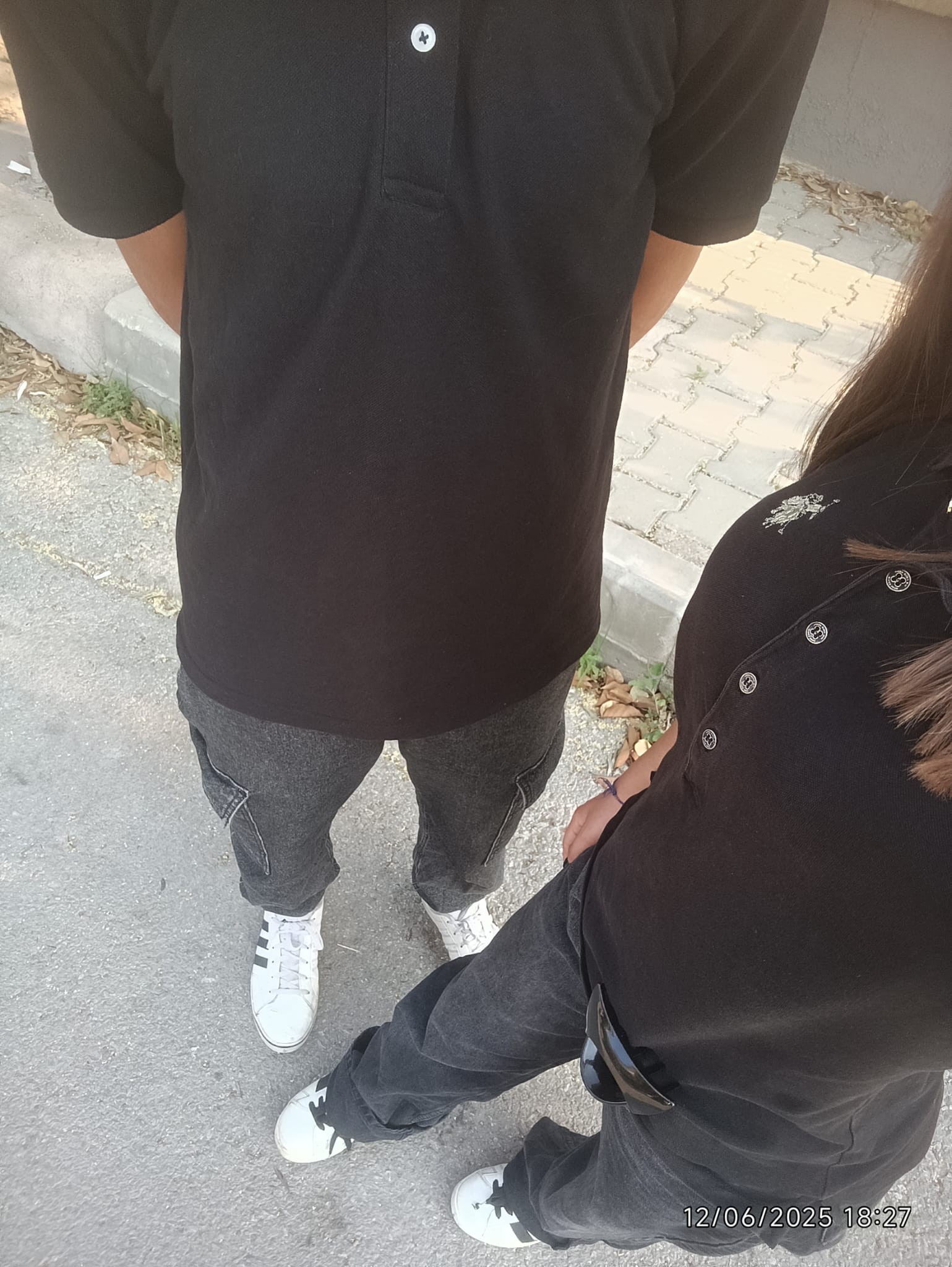 Sokakta El Ele