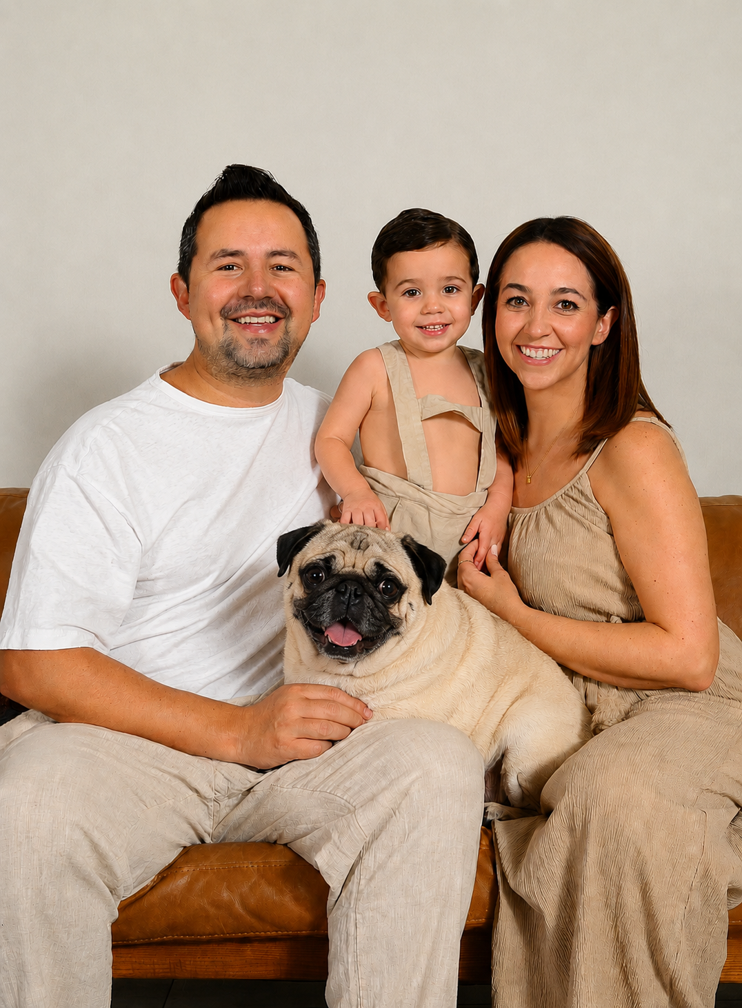Familia feliz en estudio Cerenza