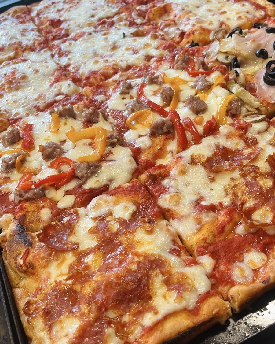 Pizza al taglio: margherita, salsiccia e peperoni, salsiccia rossa