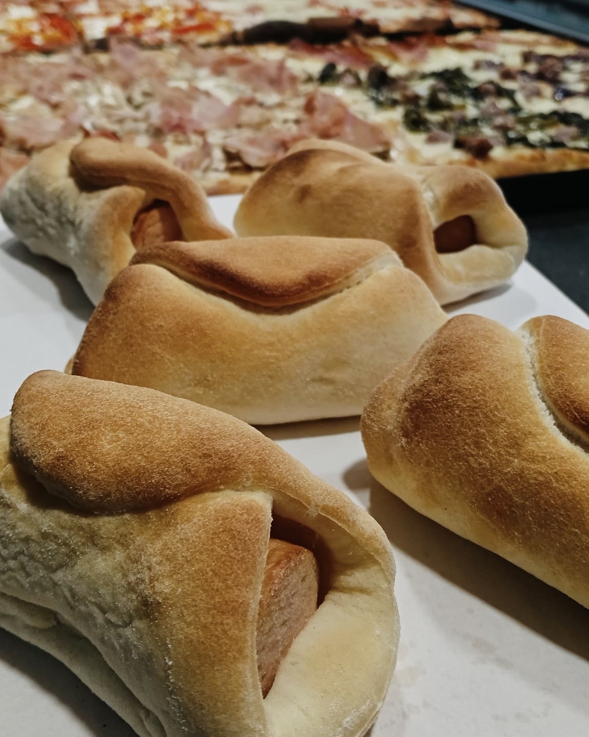 Pizza in teglia con patate, salsiccia, prosciutto crudo e radicchio