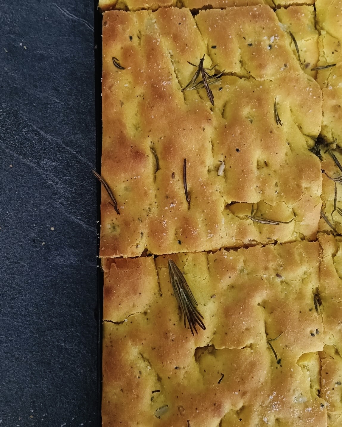 Pizza gourmet con salmone affumicato, stracciatella, rucola e aceto balsamico