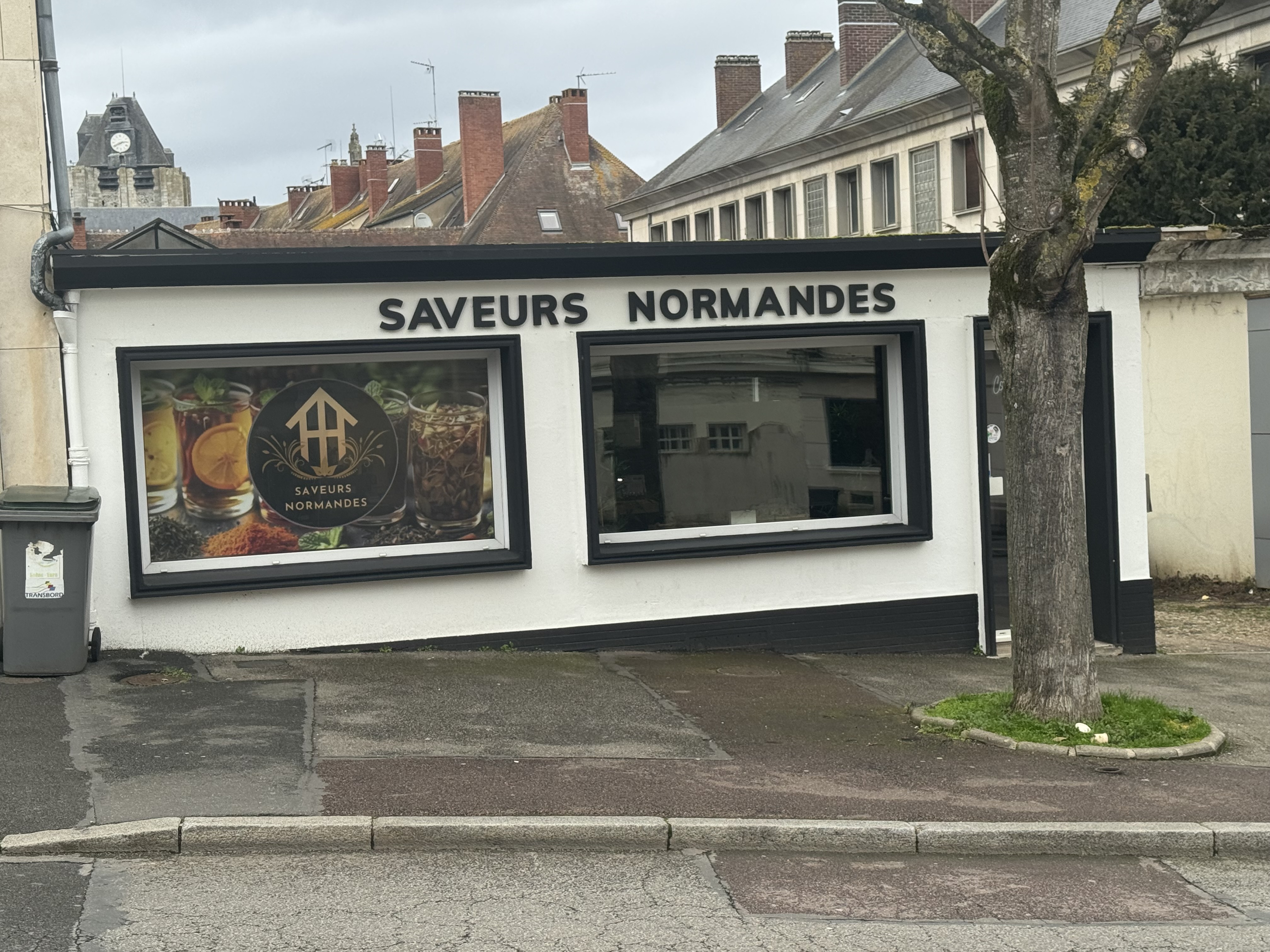 Devanture du bar Saveurs Normandes au 4 rue de la Laiterie, Louviers