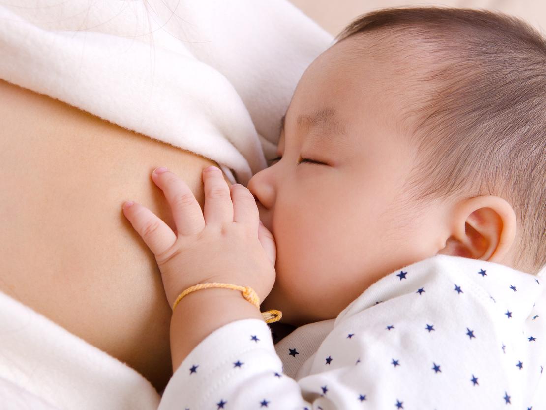 Bébé tendrement allaité par sa maman
