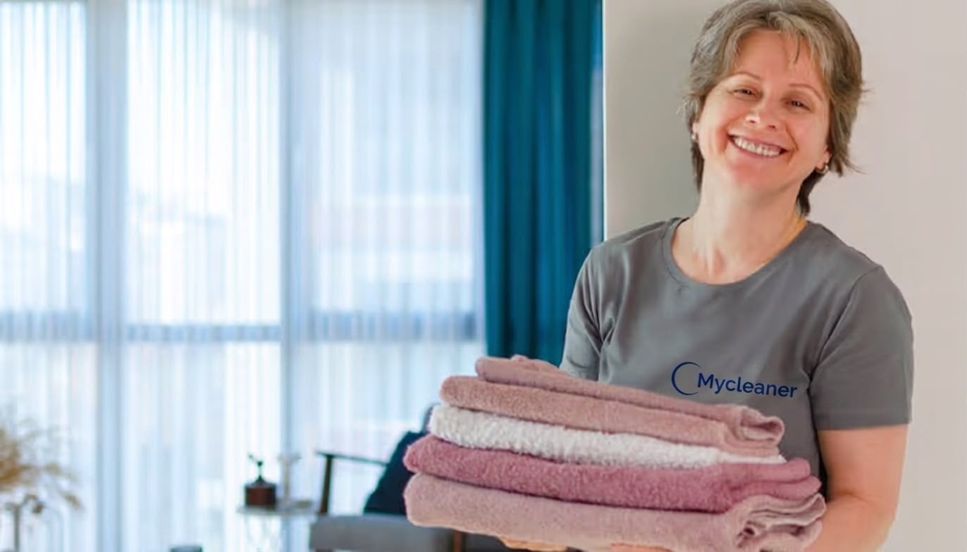 Professionele MyCleaner schoonmaker in een schone, lichte woning