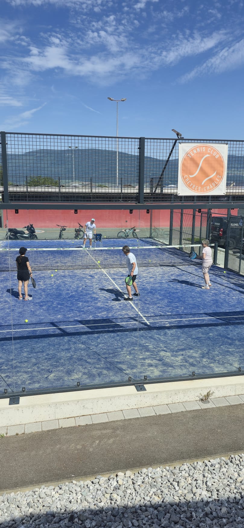 Stage Padel - Vue du terrain avec participants