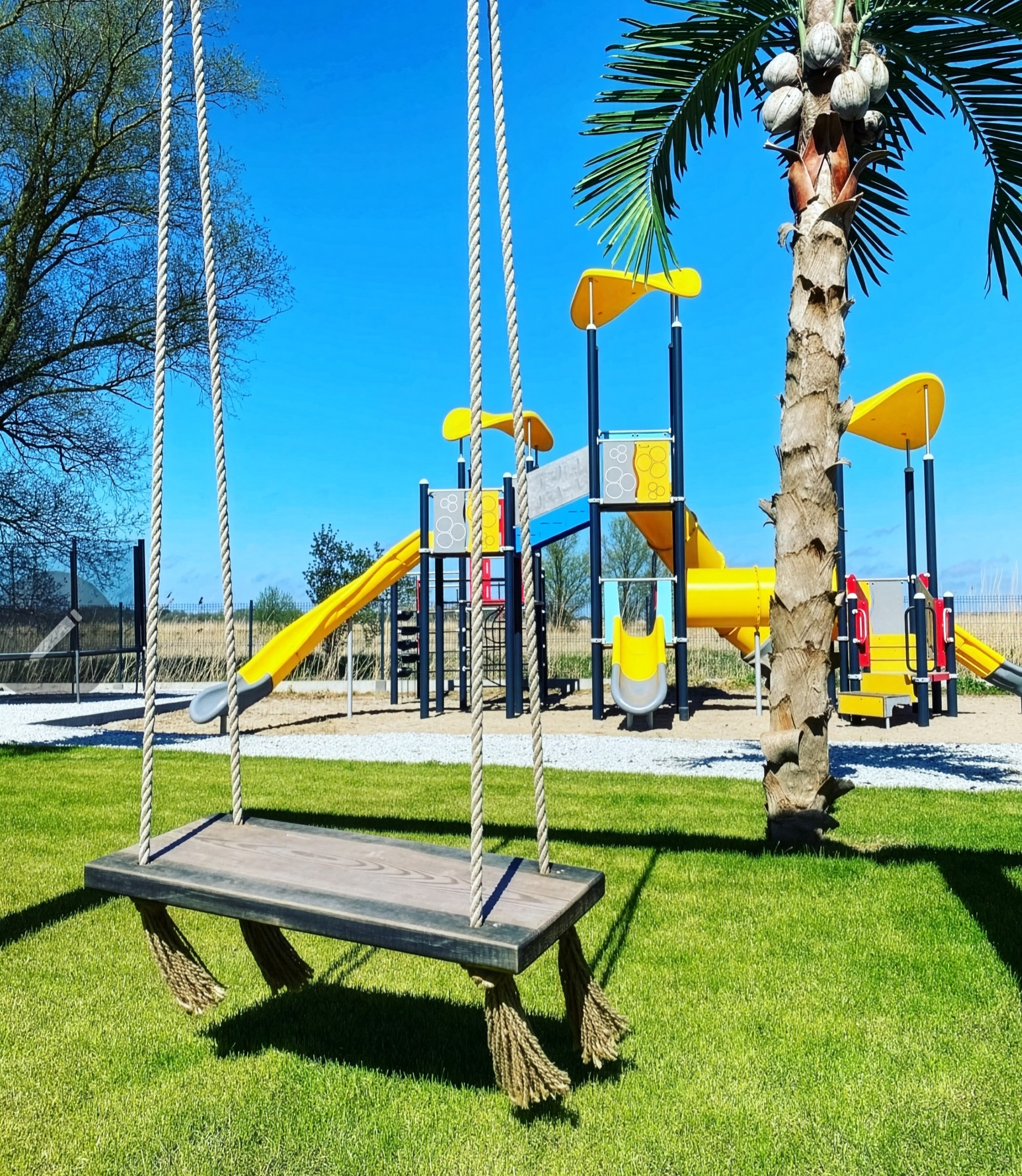 Huśtawka pod palmą i plac zabaw w Destino Mielno