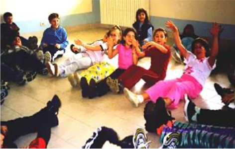 Improvvisazioni in cerchio: nei bambini l'immaginazione è pronta a diventare gesto immediato.