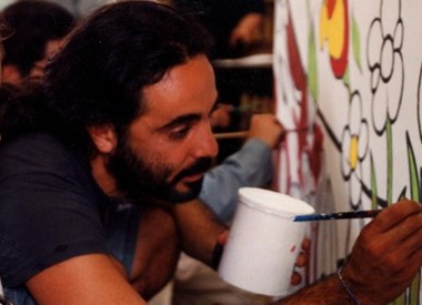 Enrico Cioffi Russo mentre dipinge un murale