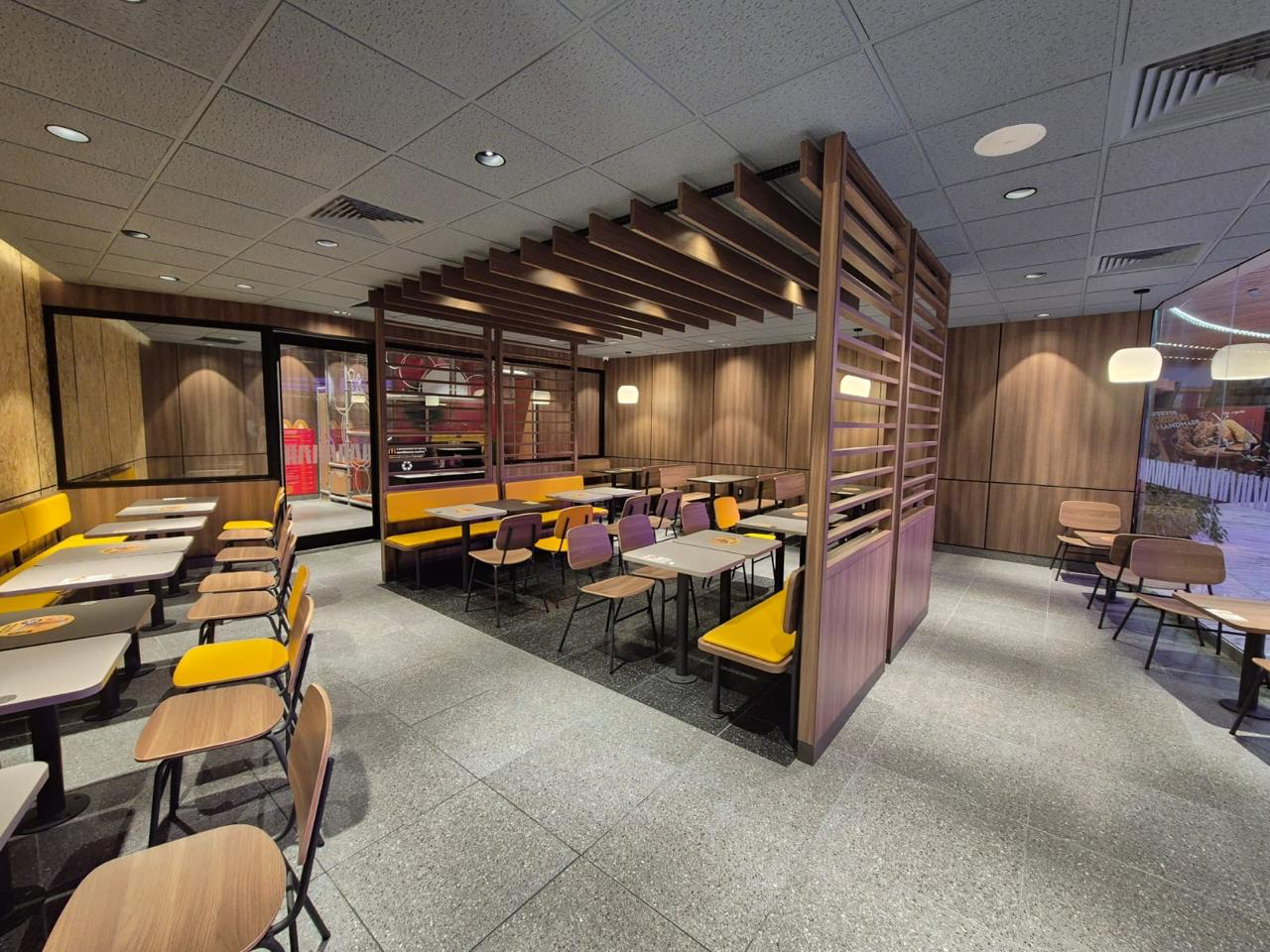 McDonald's interior comedor — obra CITI