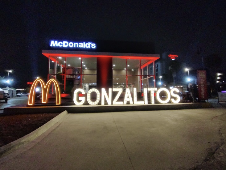 McDonald's Gonzalitos inauguración nocturna — obra CITI