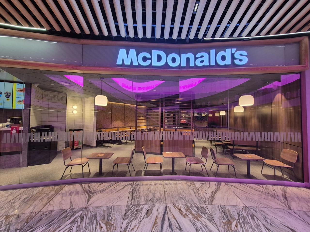McDonald's mall store con fachada de vidrio — obra CITI
