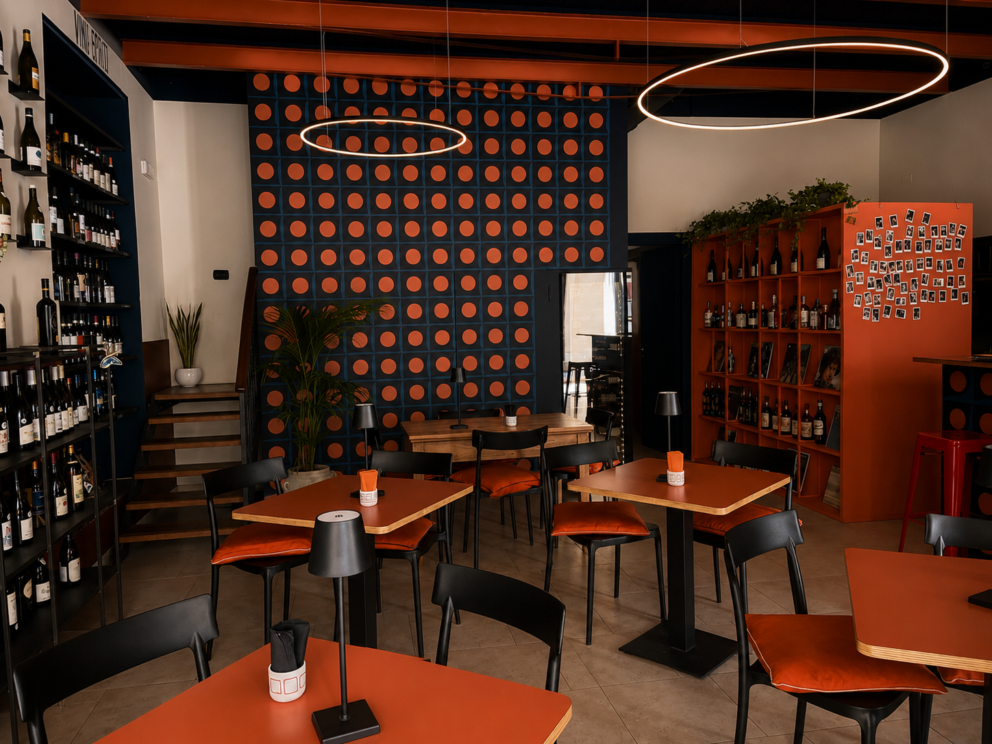 Sala del locale, bancone con specchi