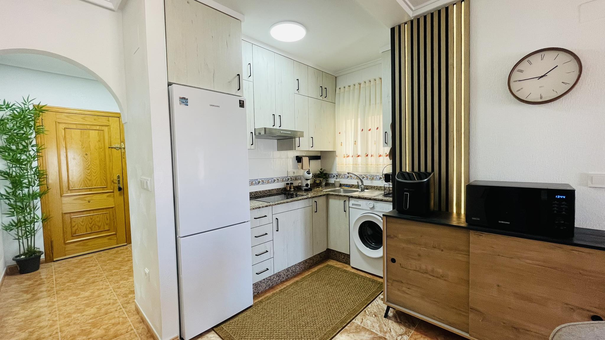 Fully equipped kitchen with washing machine