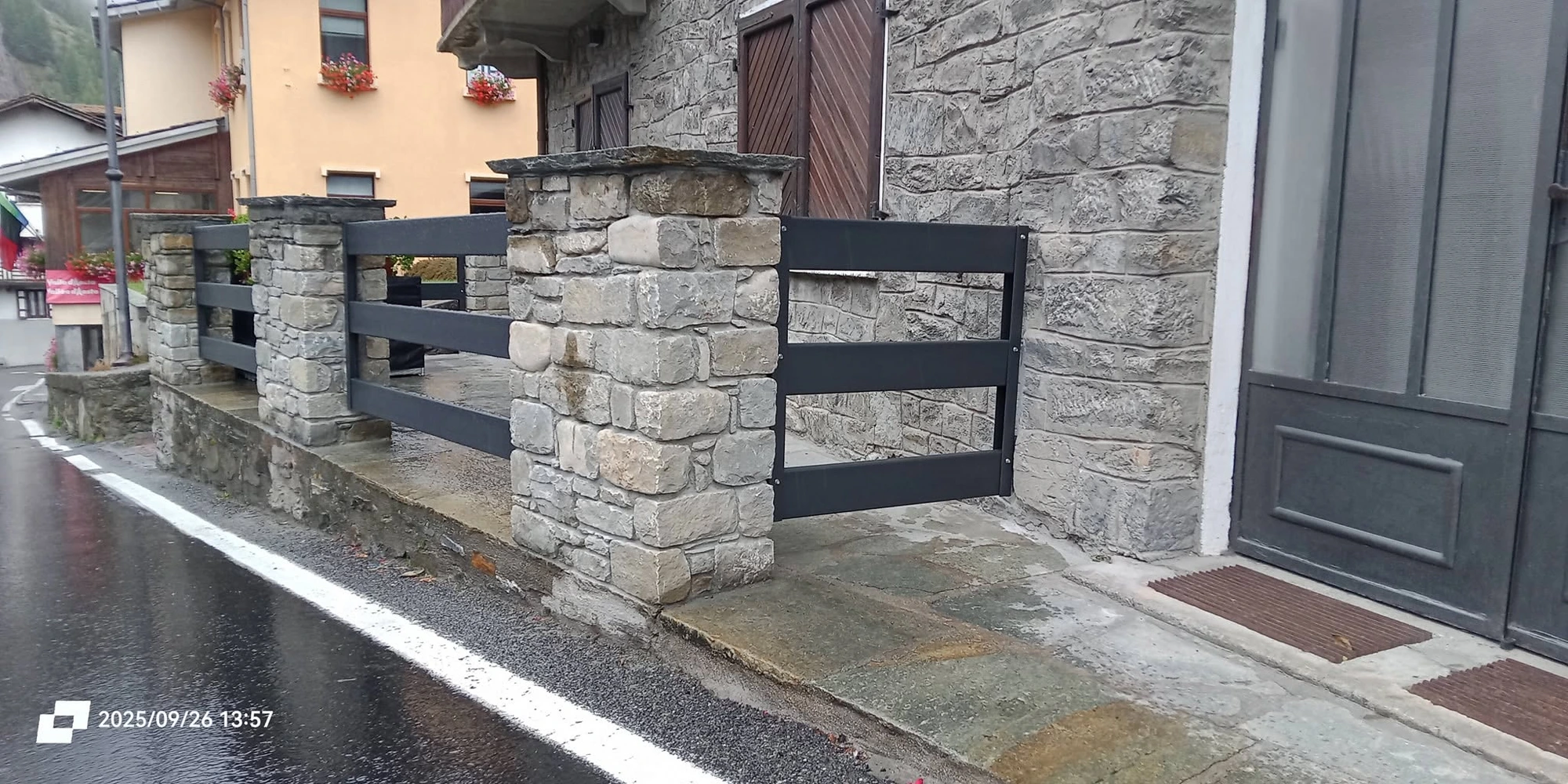 Ringhiera con fasce orizzontali su muretto in pietra