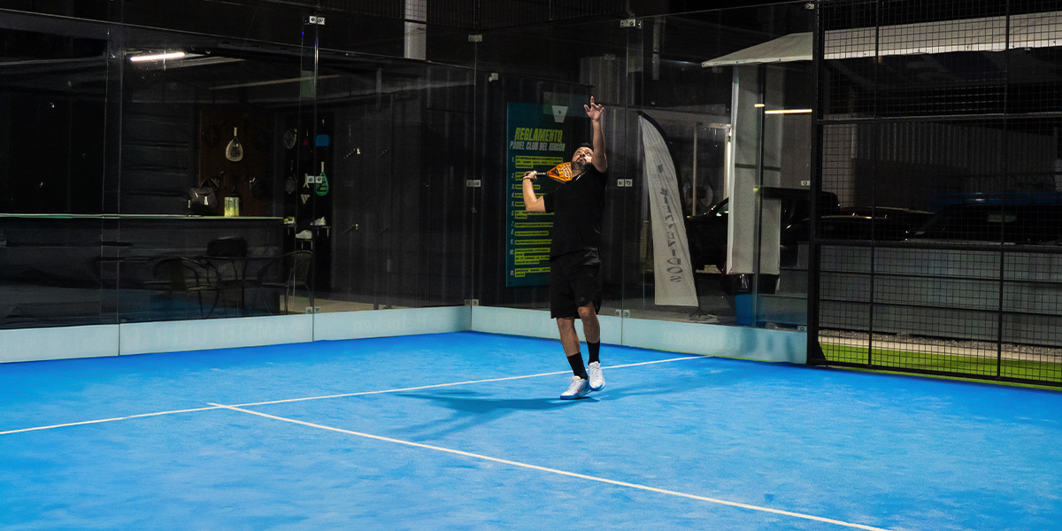 Jugador de padel en cancha