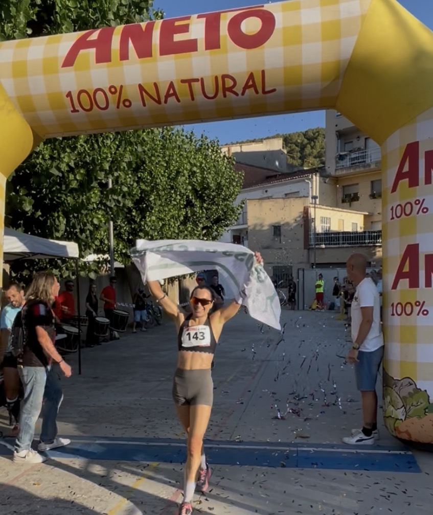 Anna Noguera creuant la meta