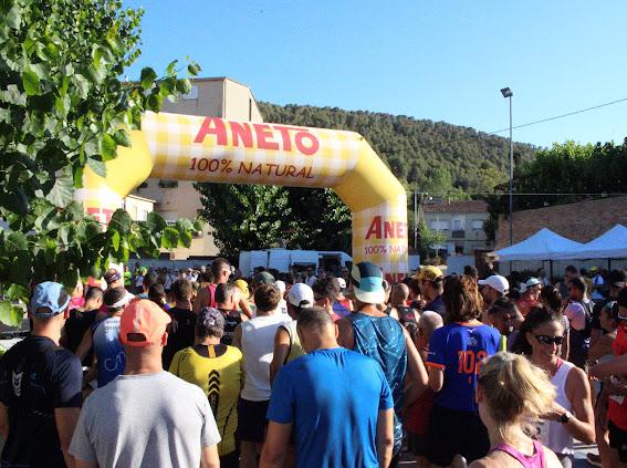 Sortida del XIII Cross de Carme sota l'arc Aneto