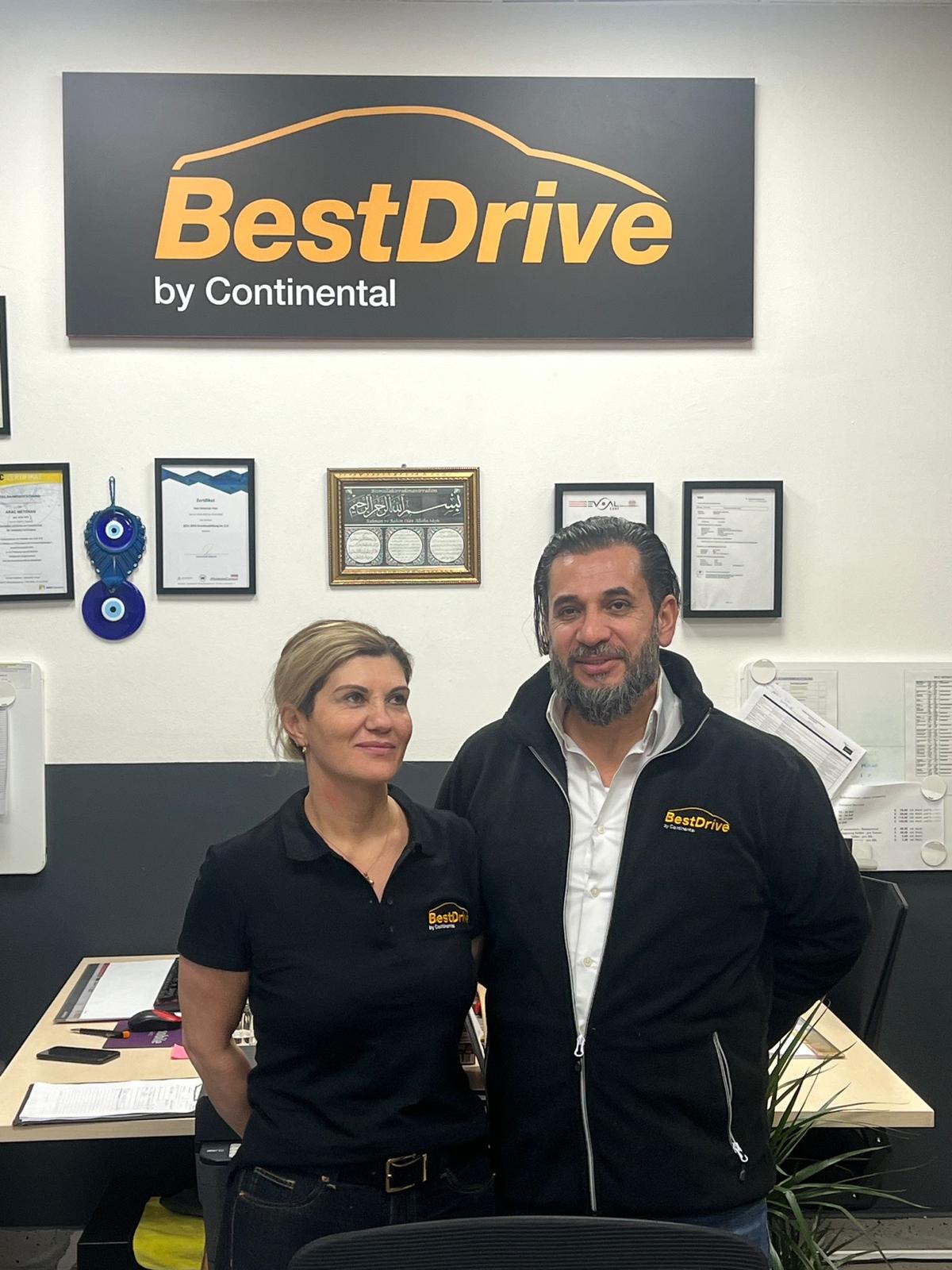 Das gesamte OpenCarBox Werkstatt Team vor dem Werkstattgebäude Wien