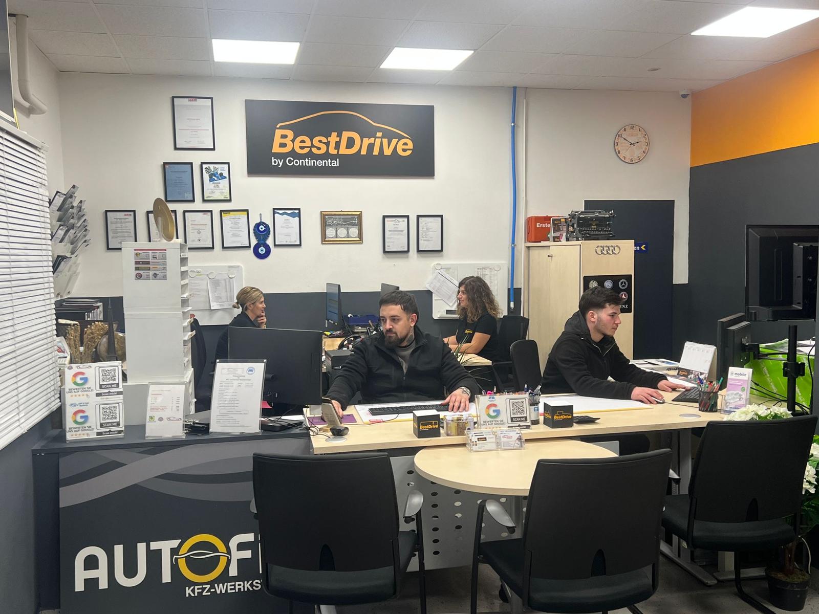 Empfangsbereich OpenCarBox Werkstatt Wien