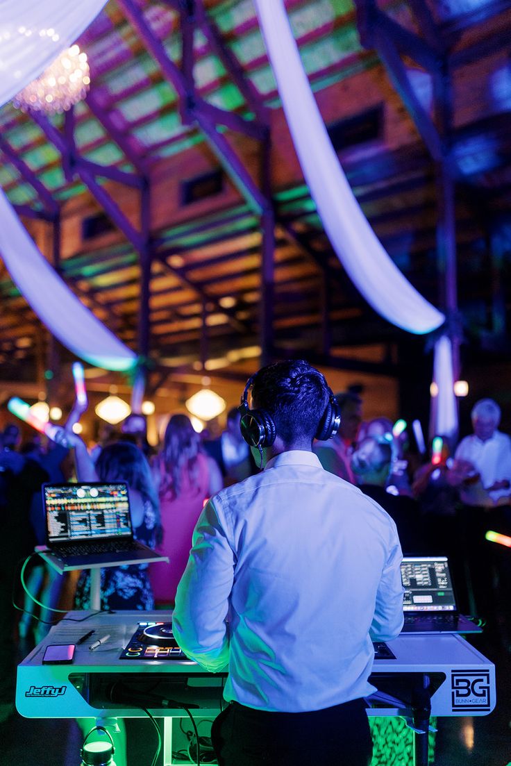 DJ live auf einer Hochzeitsfeier