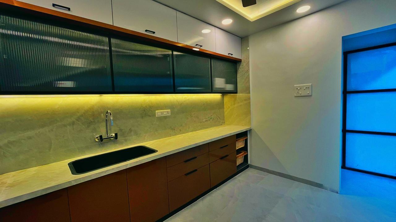Living lounge — gold-planter accent & framed circle gallery