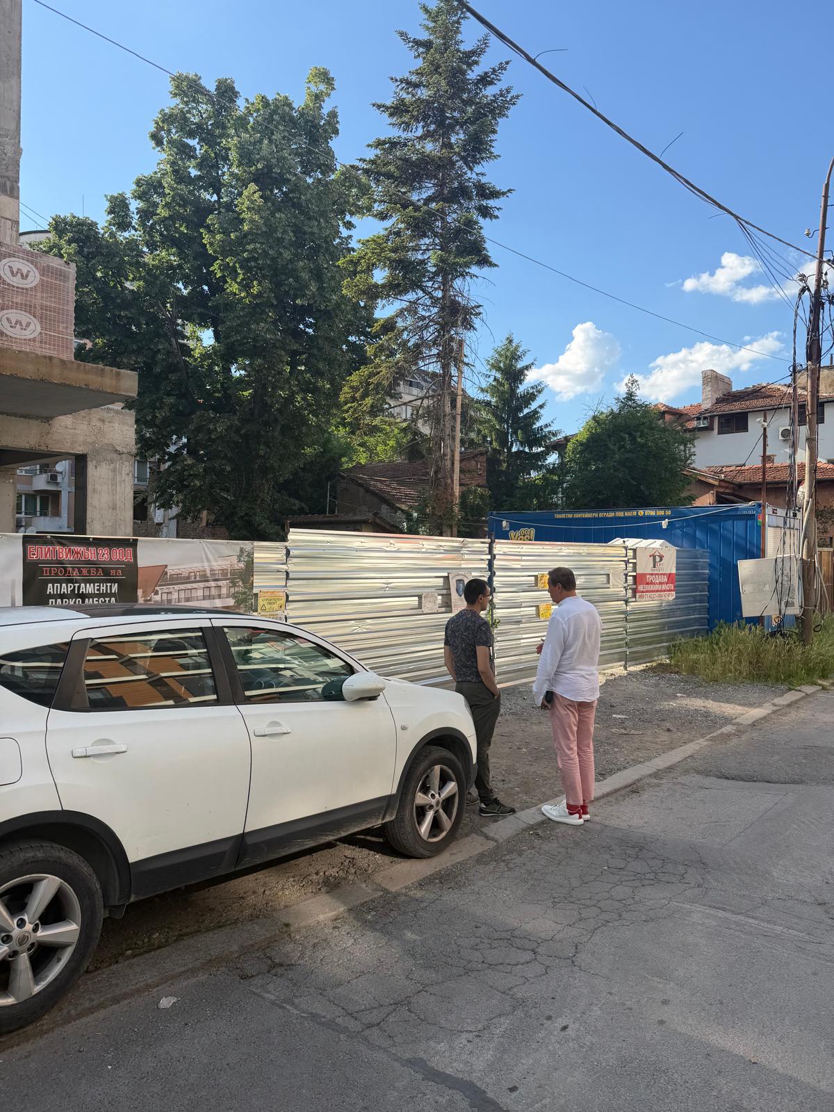 Участници от академията на парцела