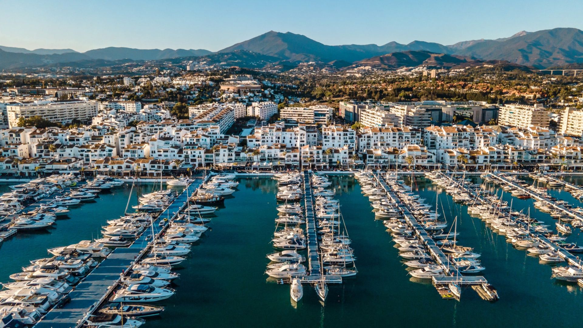 Marbella — Puerto Banús y la sierra de La Concha