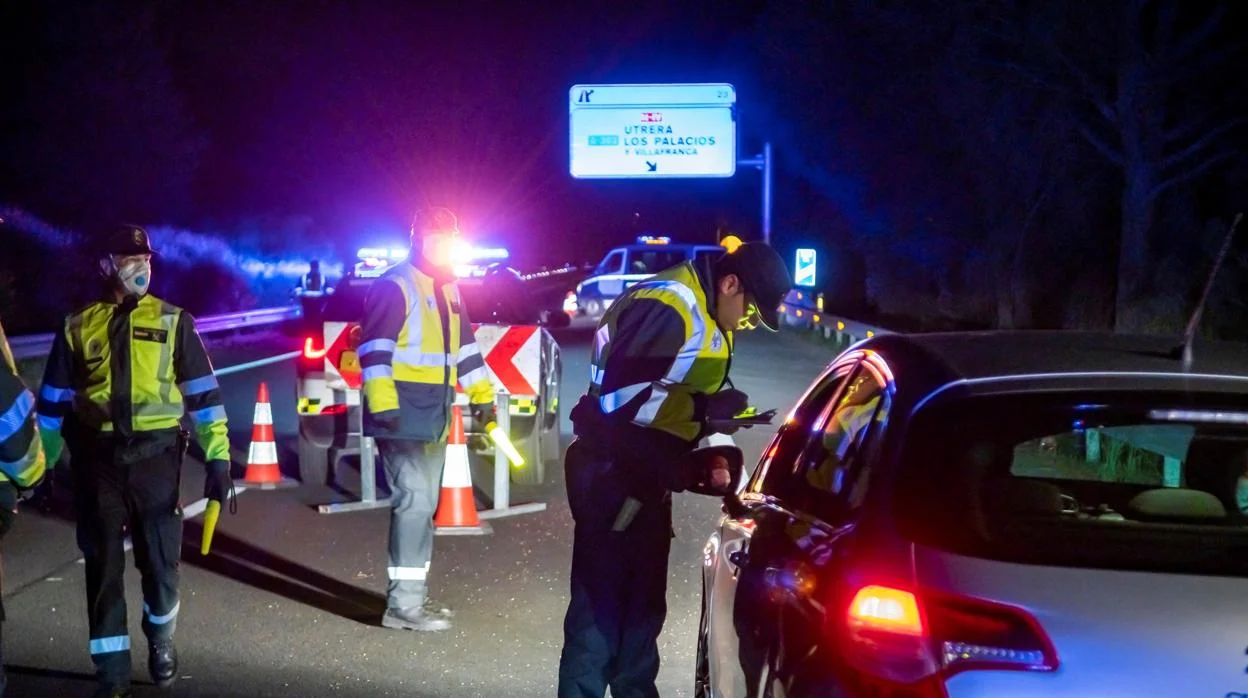 Guardia Civil — controles nocturnos en carretera en España