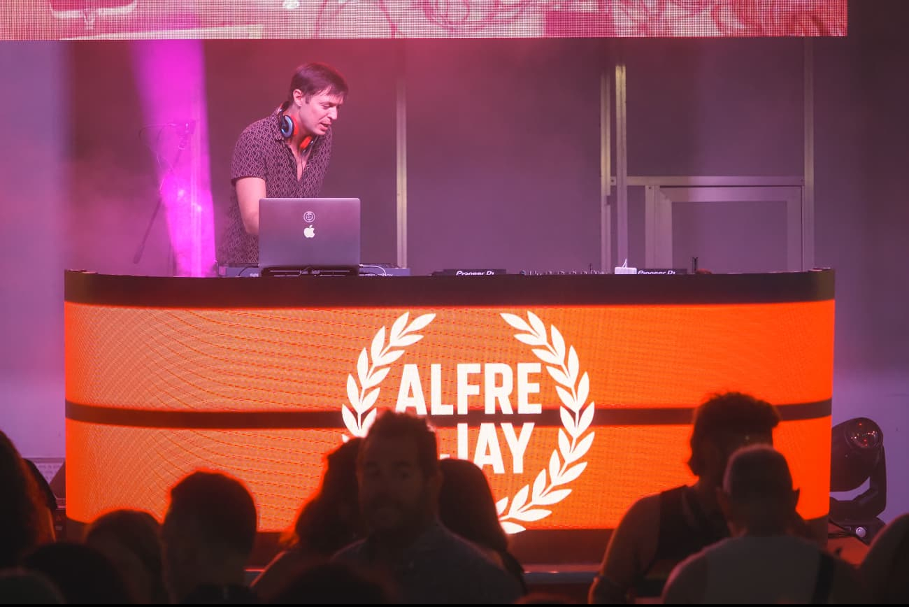 Alfredj pinchando en directo