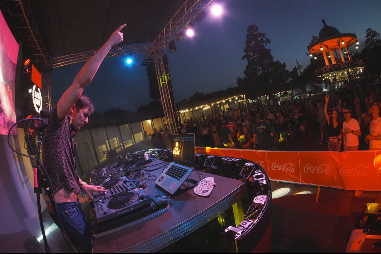 Alfredj con el brazo en alto en el festival